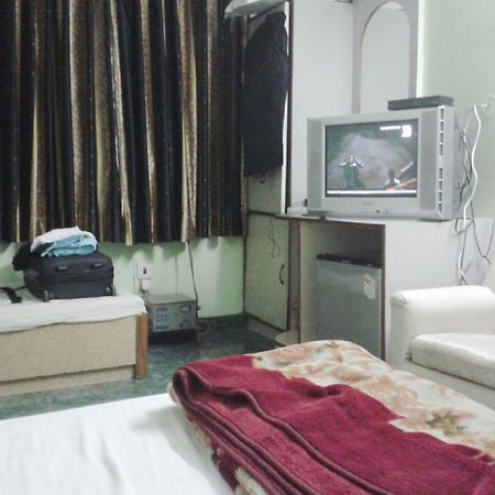 Hotel Woodland Deluxe Ню Делхи Екстериор снимка