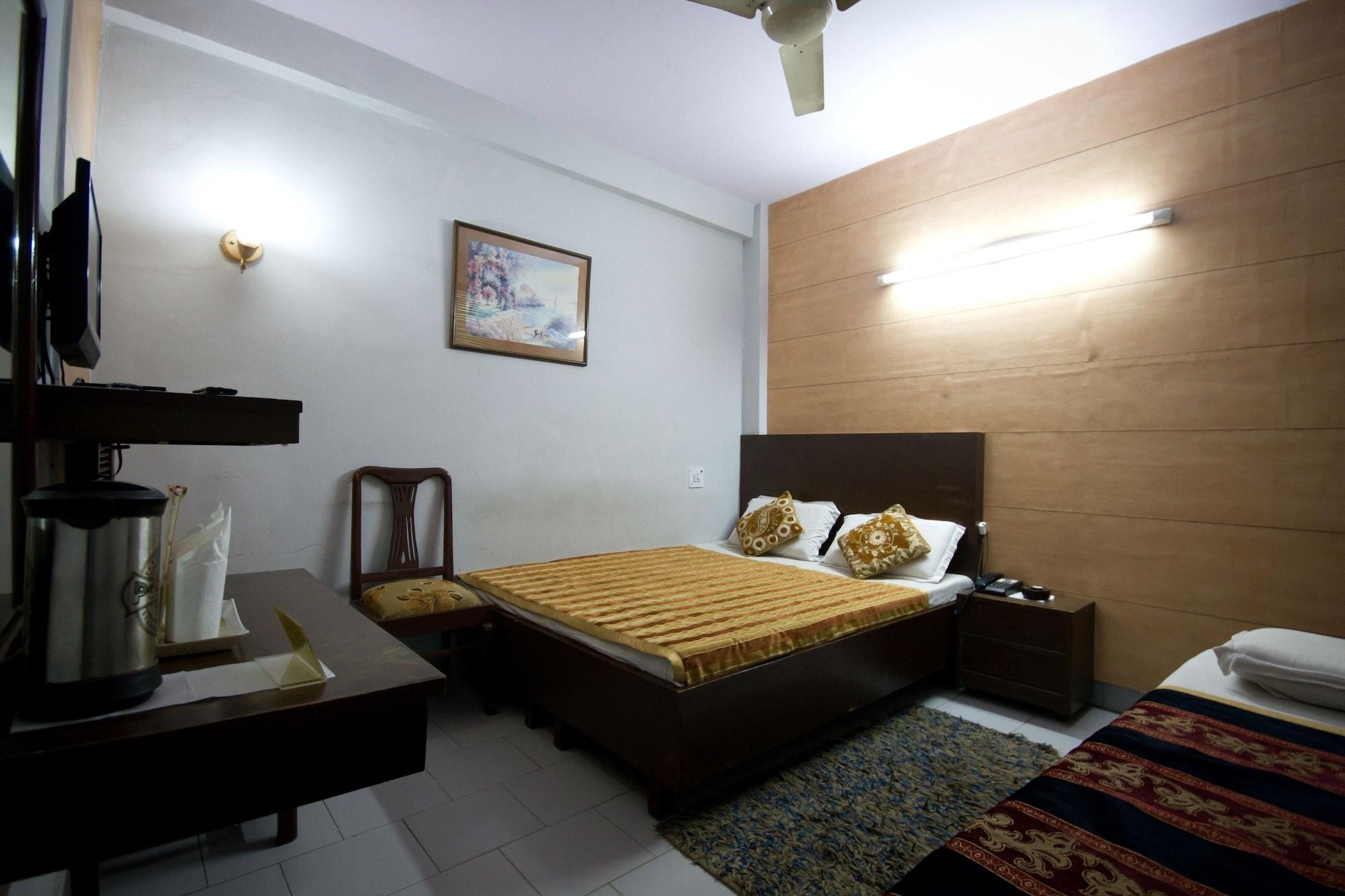 Hotel Woodland Deluxe Ню Делхи Екстериор снимка