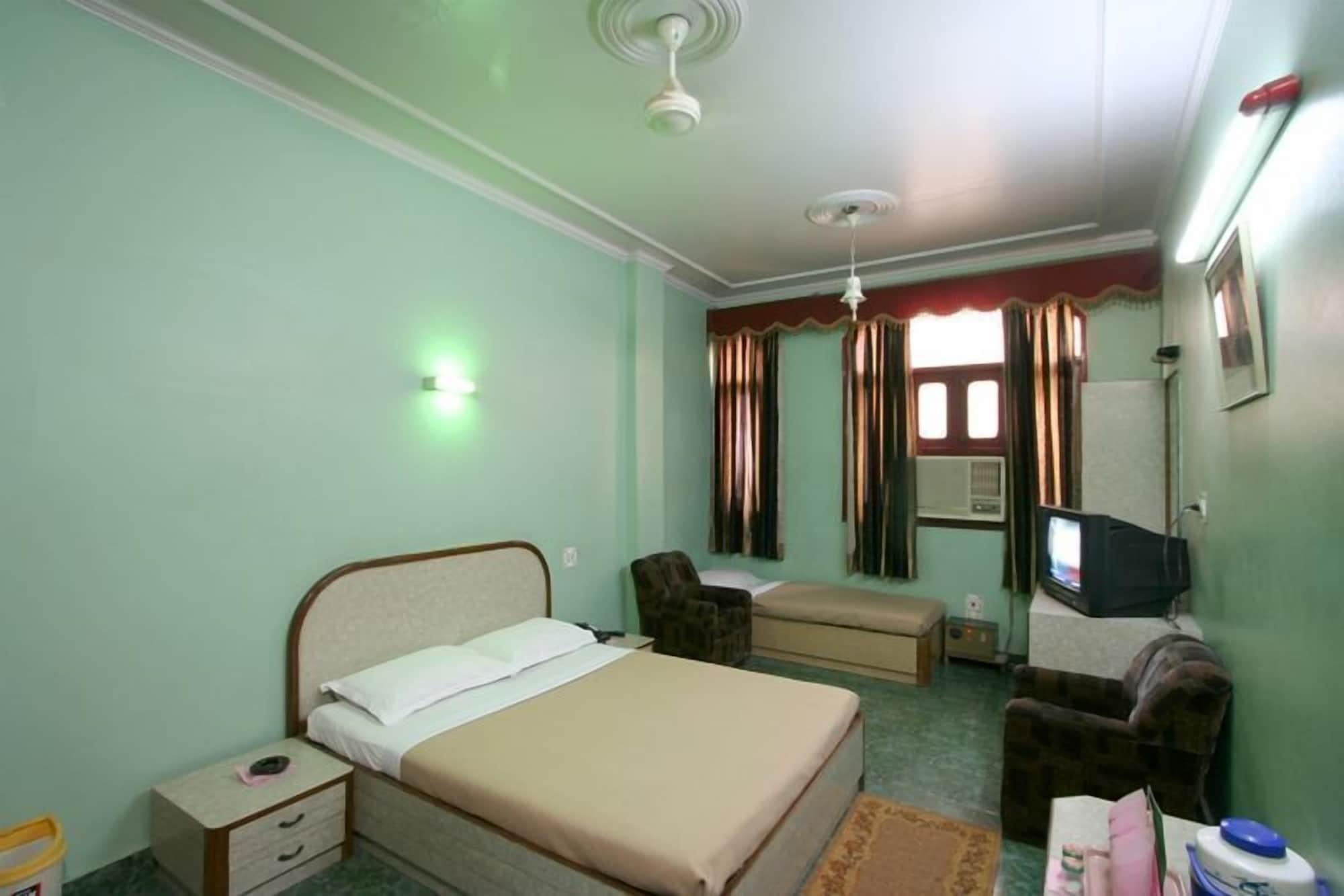 Hotel Woodland Deluxe Ню Делхи Екстериор снимка