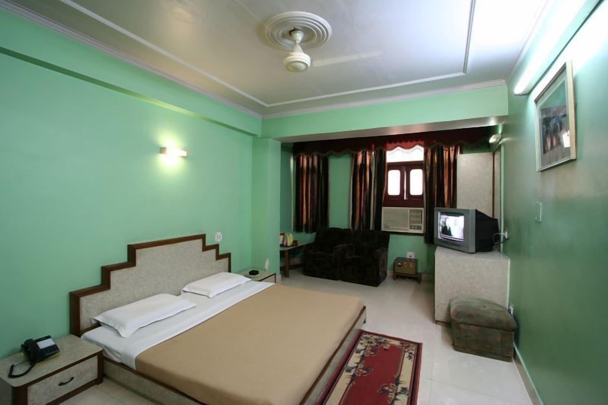Hotel Woodland Deluxe Ню Делхи Екстериор снимка