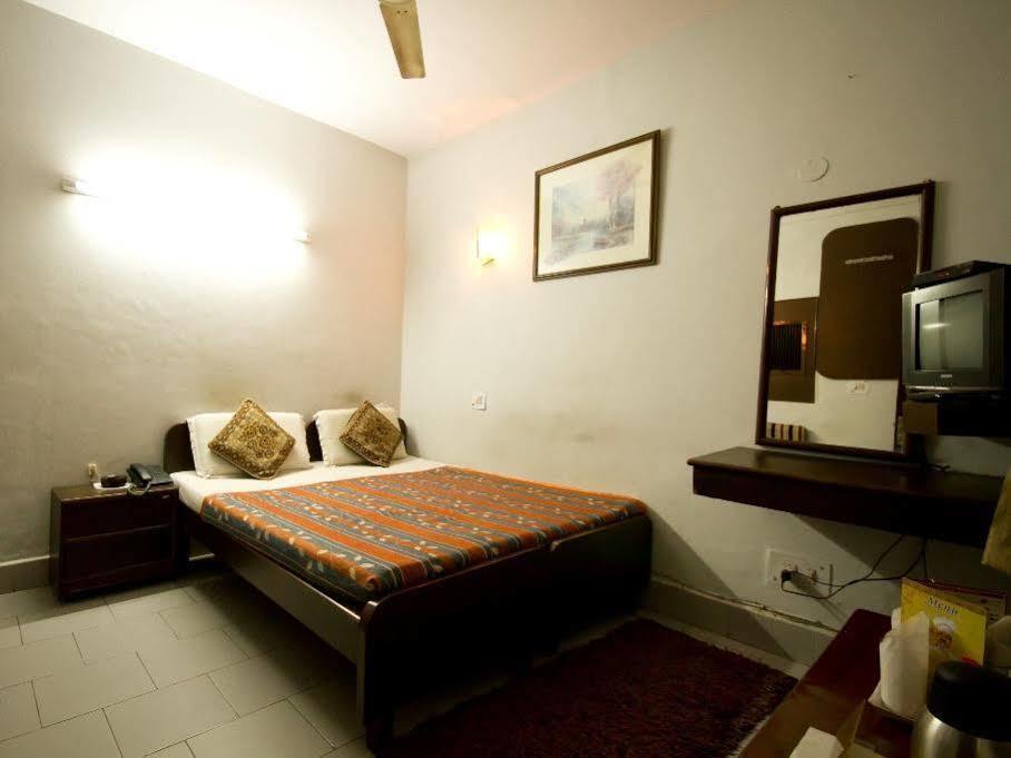 Hotel Woodland Deluxe Ню Делхи Екстериор снимка